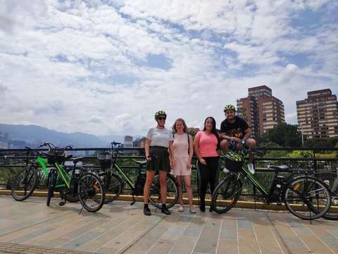 Tour en Bicicleta Eléctrica por Medellín, Cafe y Miradores